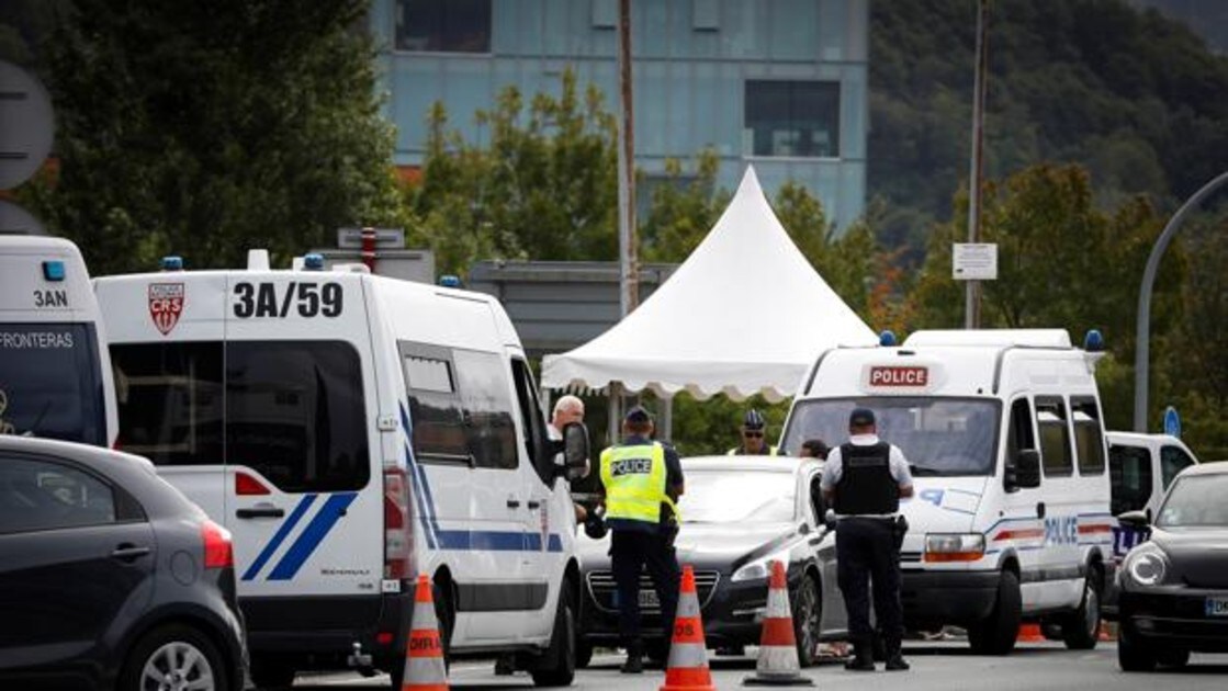 Agentes de Policía francesa y española realizan controles de seguridad este lunes en el paso fronterizo de Santiago entre ambos países