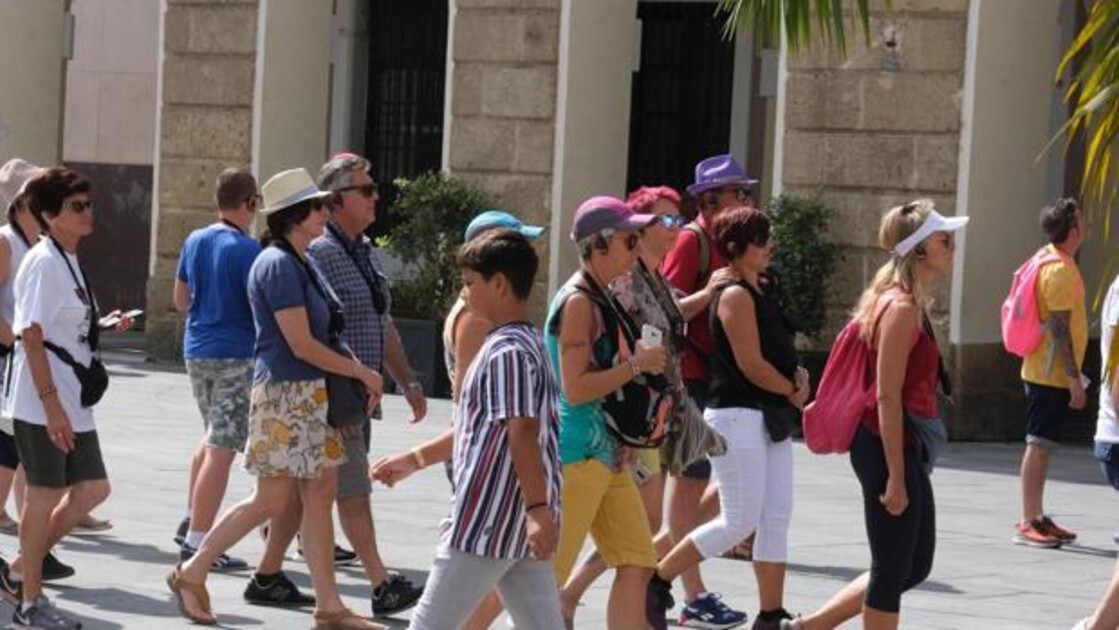 Turistas paseando por la plaza San Juan de Dios.