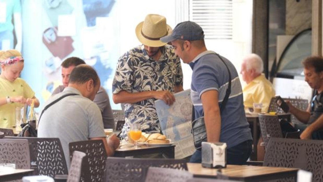 Turistas por el centro de Cádiz.