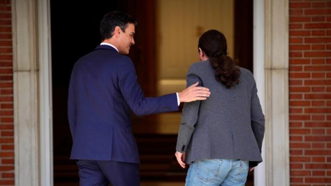 El presidente del Gobierno en funciones, Pedro Sánchez, y Pablo Iglesias entrar al Palacio de la Moncloa