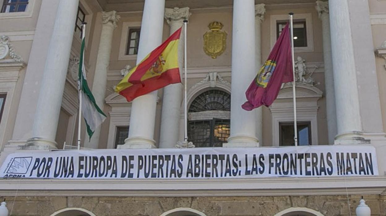 Pancarta en la fachada del consistorio gaditano.