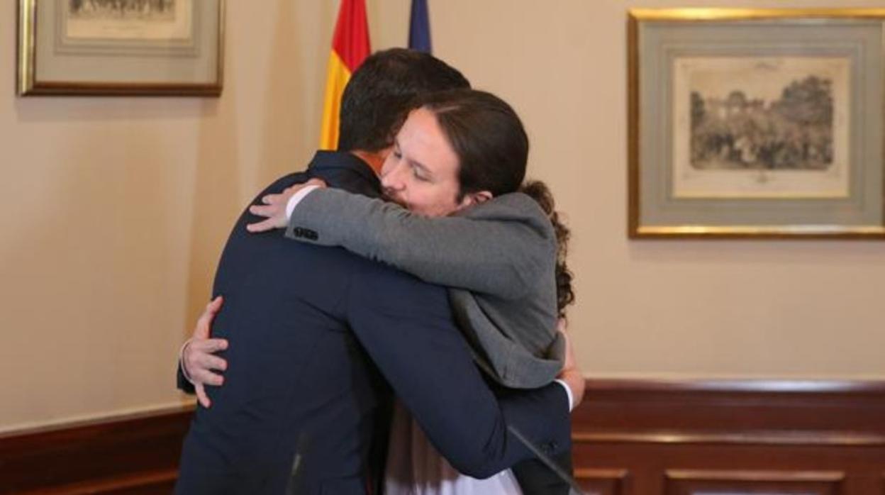 La imagen del abrazo del año refleja a la perfección la falta de feeling personal y político entre ambos