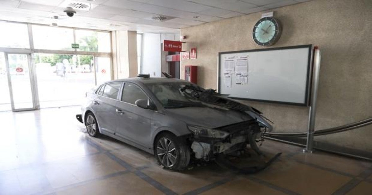 Un coche empotrado en la estación de trenes del Estadio.