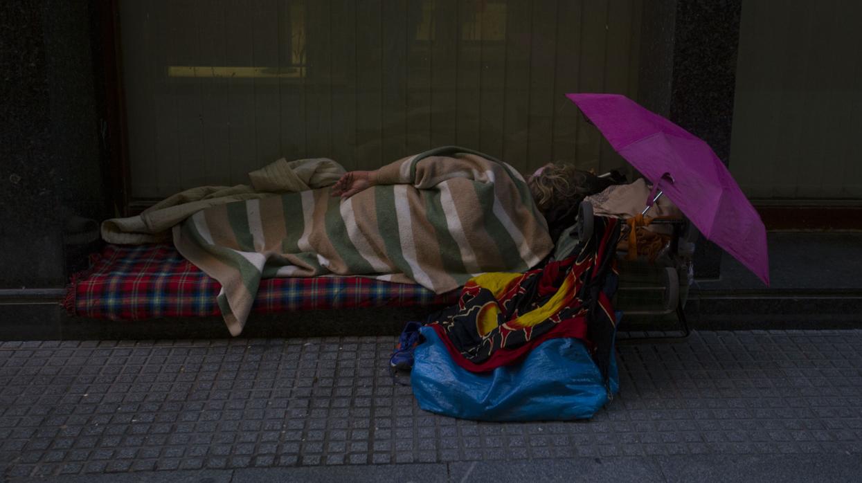 Una persona sin hogar duerme en las calles de Cádiz.