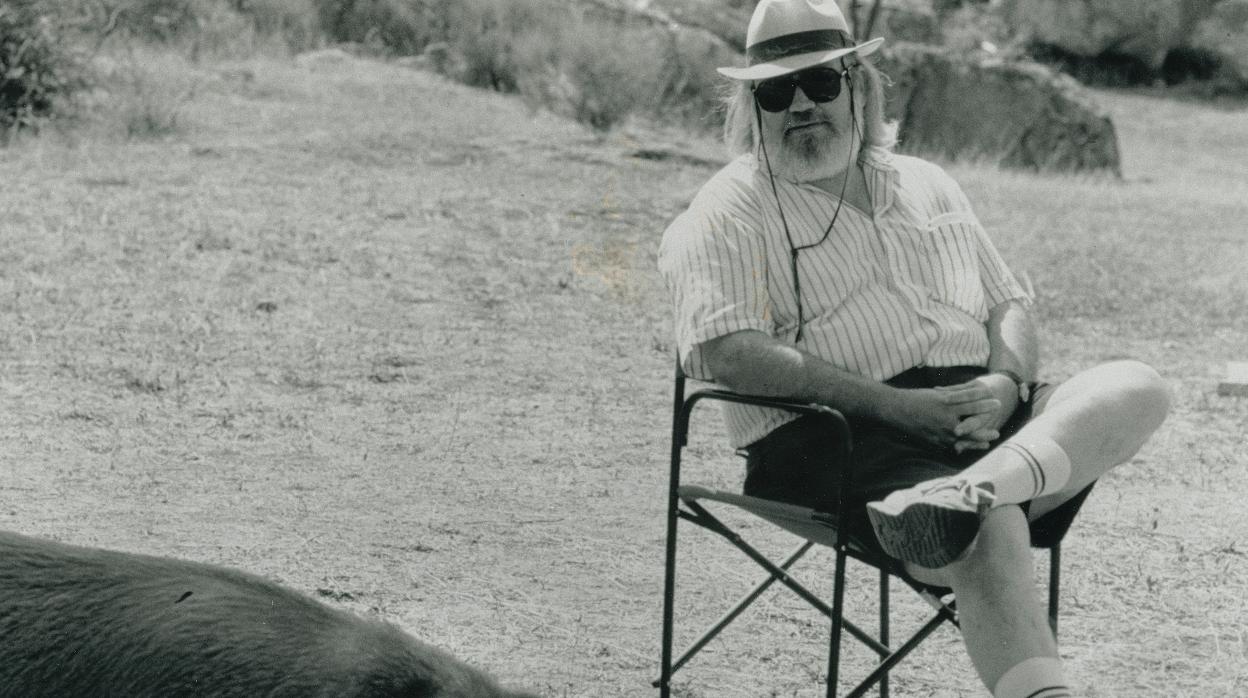 José Luis Cuerda descansa durante el rodaje de «La Marrana», junto a la cerda protagonista