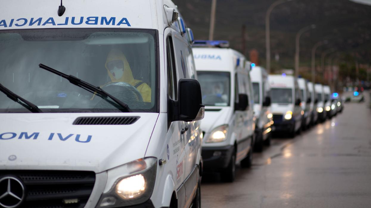 Ambulancias trasladando a los ancianos de Alcalá del Valle