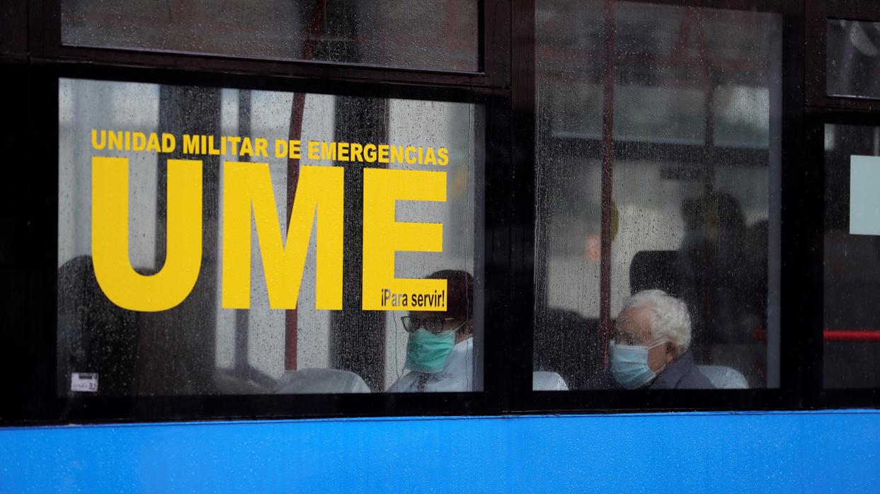 Un autobús de la UME traslada a contagiados al hospital de campaña