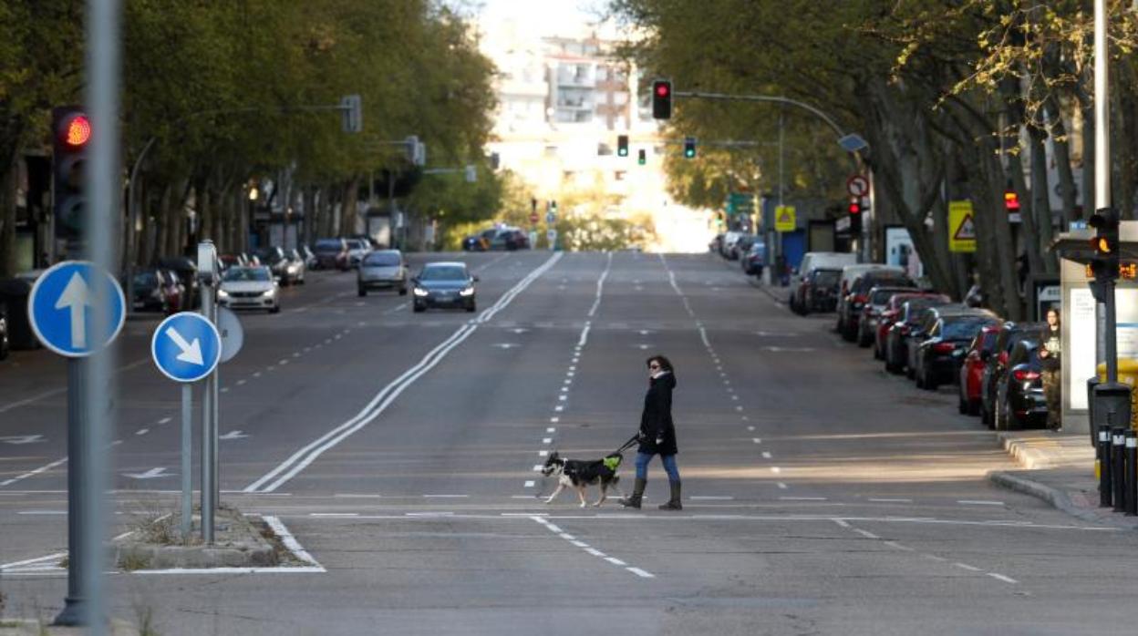 Una calle del centro de Madrid prácticamente vacía por el confinamiento provocado por el coronavirus