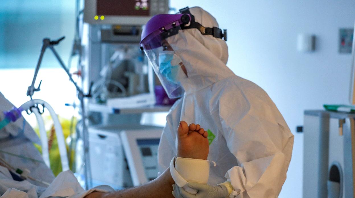 Personal médico de una UCI en el Hospital Puerta de Hierro