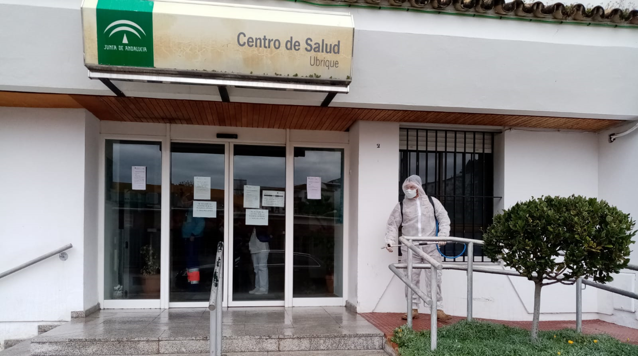 Un infante de Marina realiza labores de desinfección en un centro de salud de Ubrique.