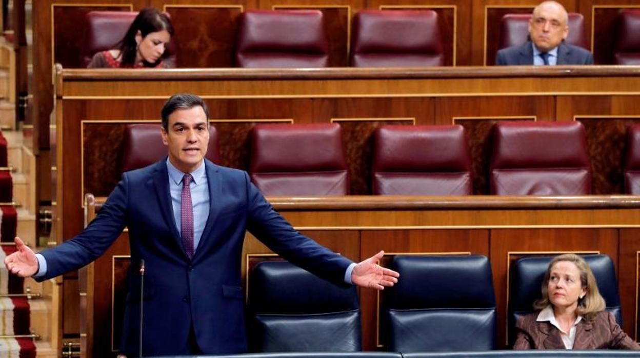 Pedro Sánchez responde a preguntas ante la mirada de la vicepresidenta y ministra de economía, Nadia Calvino, durante una sesión de control