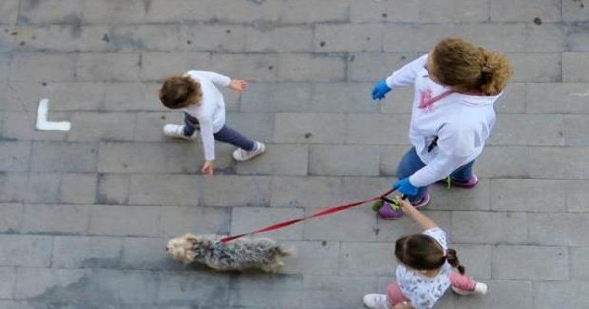 Una familia dando un paseo.