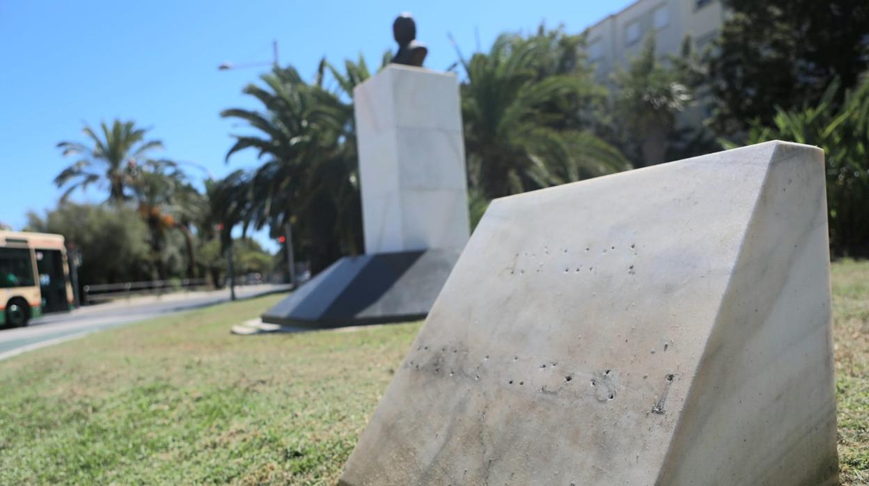 Busto de Juan Carlos I con la placa eliminada