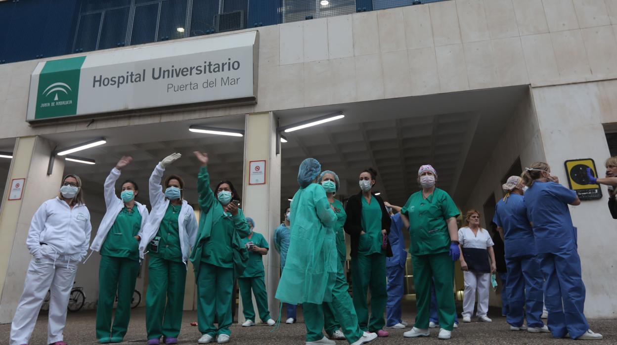 Sanitarios en las puertas del hospital Puerta del Mar.