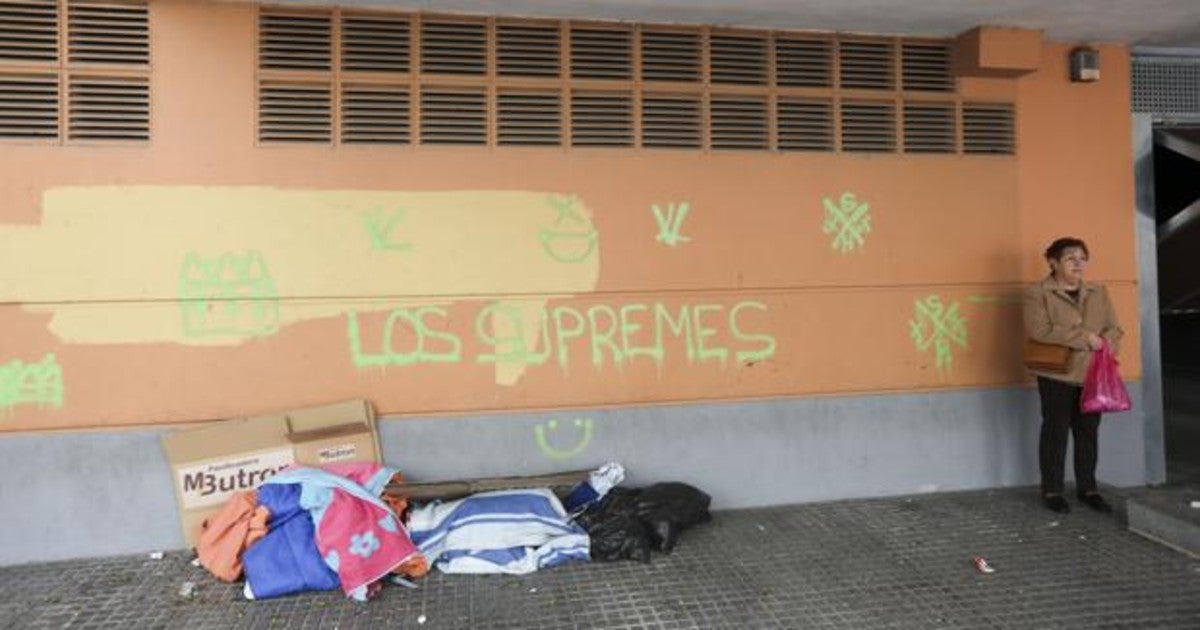 Enseres de un indigente en la capital.