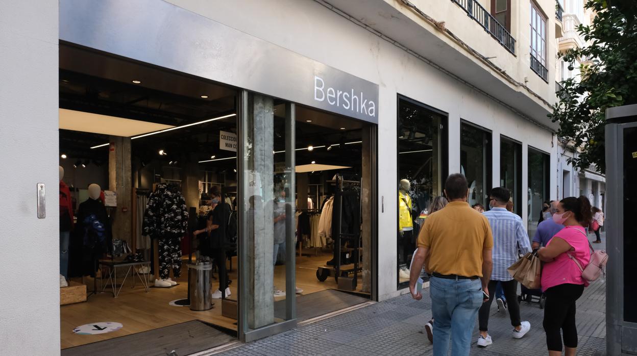 Berhska es otra de las tiendas que cerrará en Cádiz.