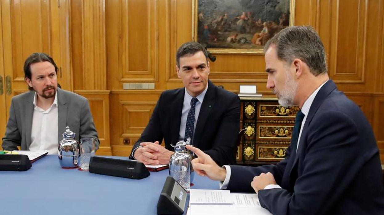 Sánchez avala el ataque a la Corona