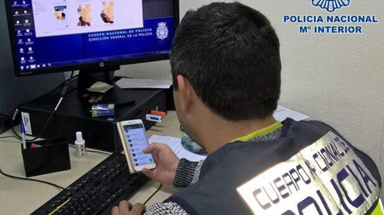 Investigadores de la Policía Nacional alertando sobre delitos informáticos a través del móvil.