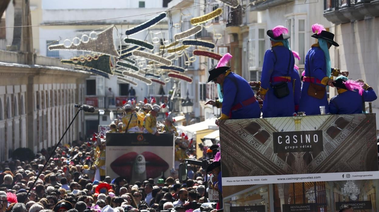 Yolanda Vallejo: Carnaval en conserva o sobrehúsa