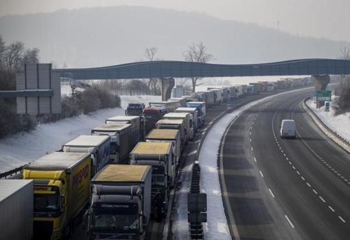 Colas de camiones de hasta 30 kilómetros en la autopista D-8 en la República Checa tras el cierre fronterizo decretado por Alemania