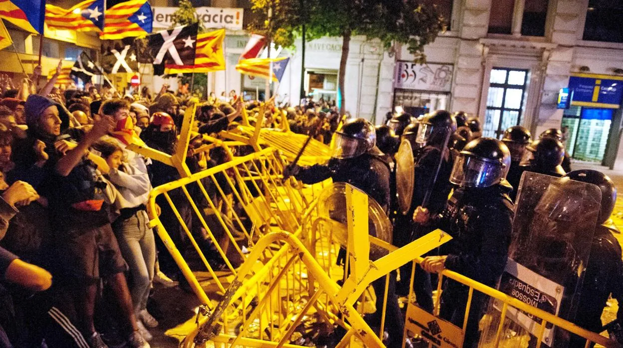 Editorial ABC: El castrismo se infiltra en la revuelta catalana