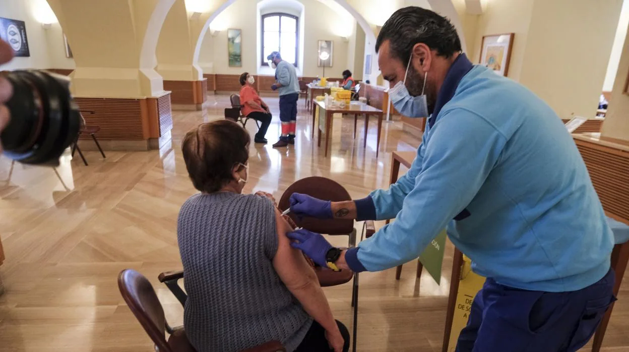 Proceso de vacunación en el Palacio de Congresos de Cádiz.