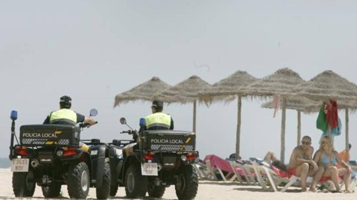 La Voz de Cádiz: La playa sin Policía Local