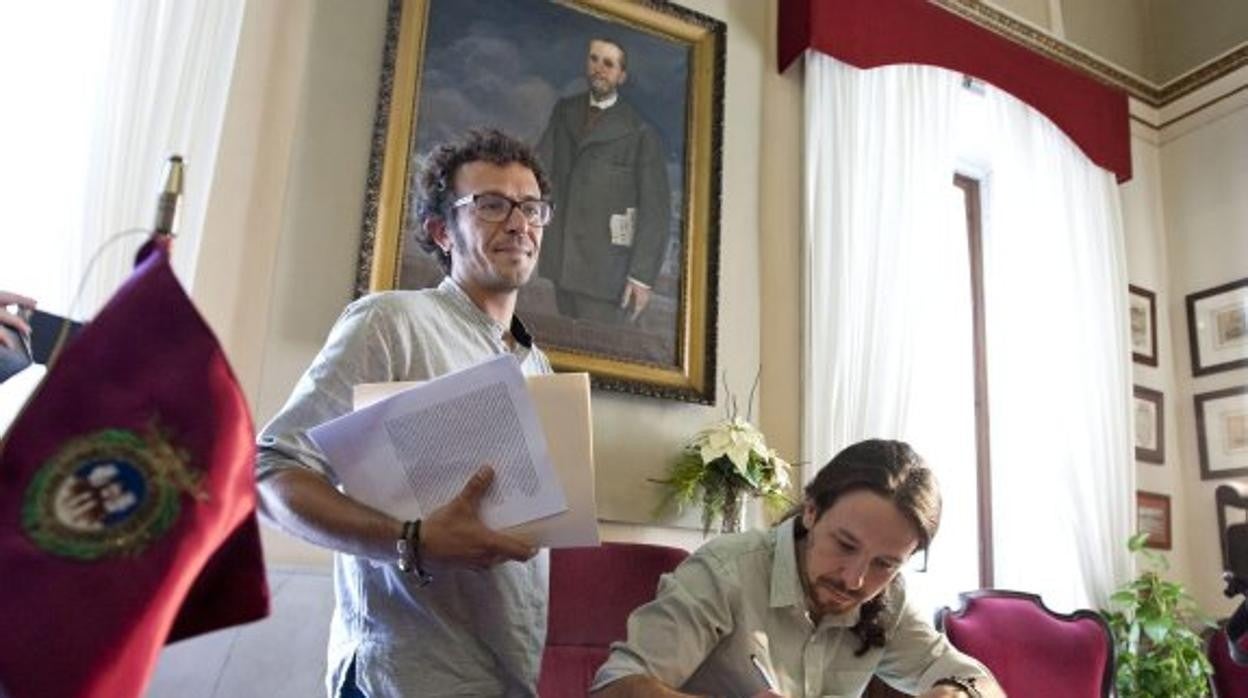 Pablo Iglesias firma en el Libro de Honor del Ayuntamiento de Cádiz durante su visita en junio de 2015.