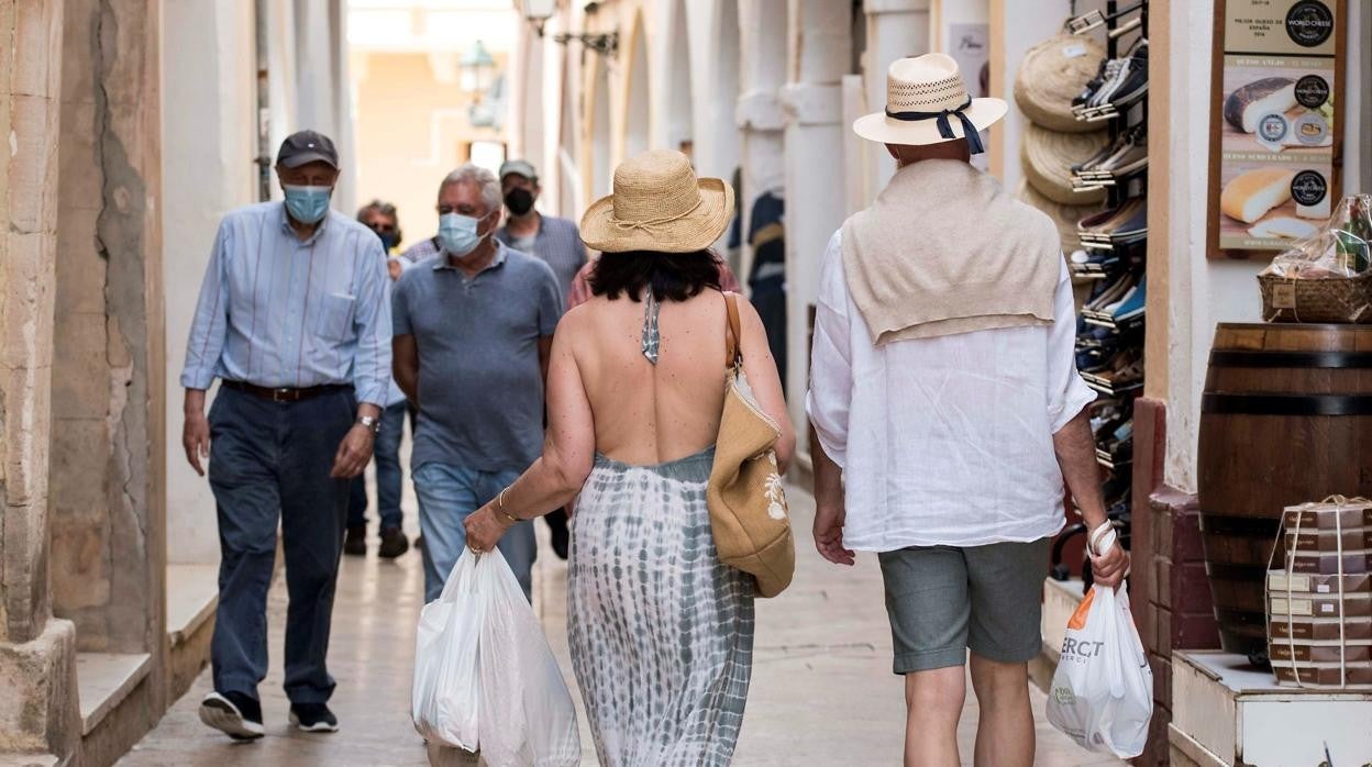 Turistas en el casco antiguo de Ciutadella en Menorca