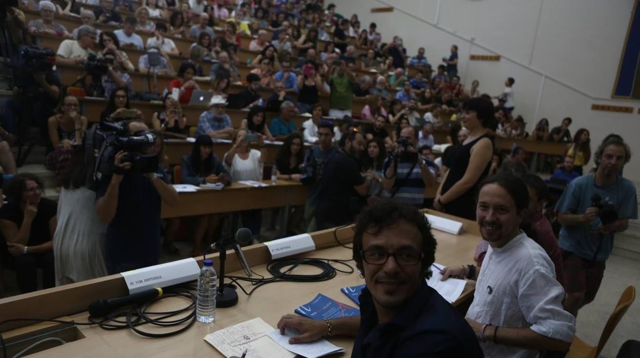 Foto de archivo de Kichi y Pablo Iglesias en la Universidad de verano de Podemos en 2017.