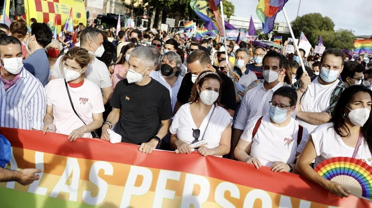 Políticos en una manifestación del orgullo gay.