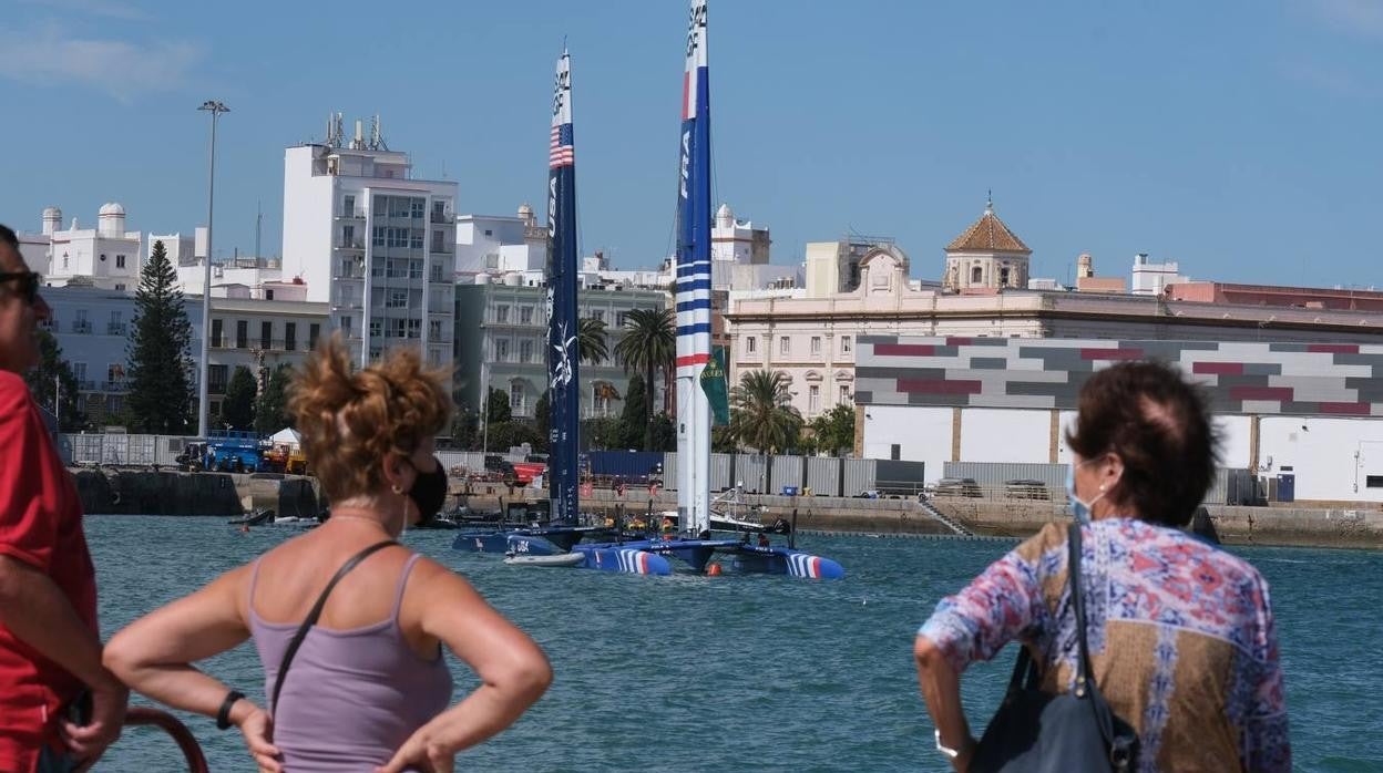 La Voz de Cádiz: Una ocasión para volar sobre el mar