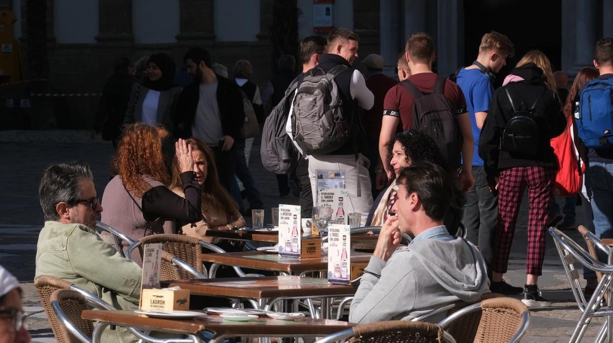 La Voz de Cádiz: Brotes de esperanza para el comercio y la hostelería