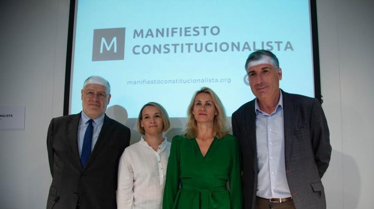 Jordi Canal, Eva Trias, Paula Añó y Joan López Alegre, durante la presentación en Barcelona del Manifiesto Constitucionalista