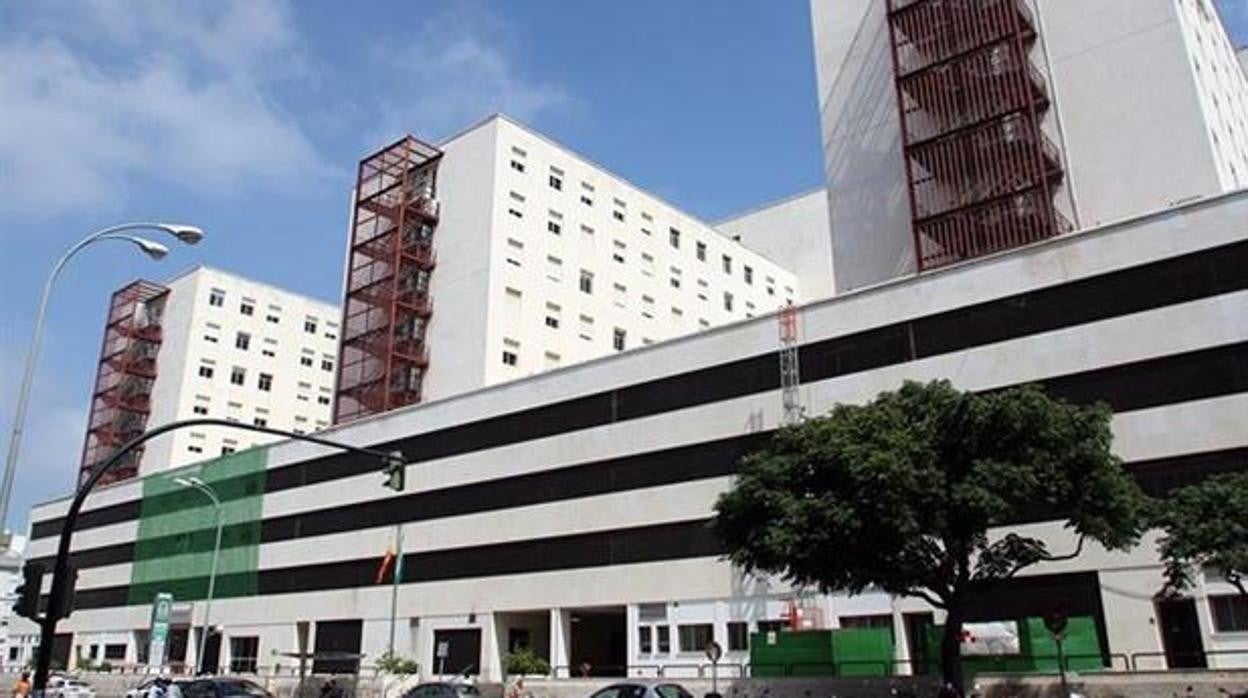 La Voz de Cádiz: Un hospital que no entiende de colores ni de pasados