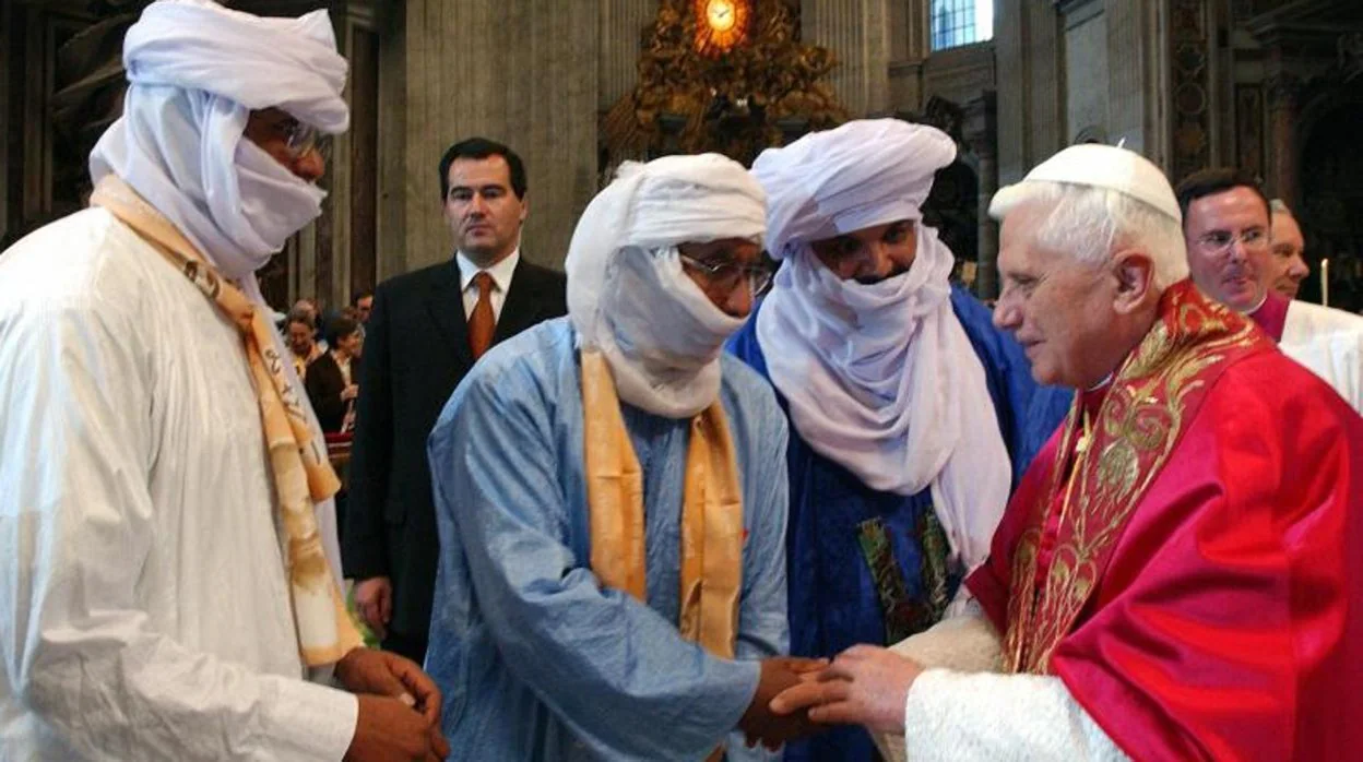Tuaregs del Sahara saluda al Papa Benedicto XVI en la ceremonia de beatificación de Charles de Foucauld en la Basílica de San Pedro en el Vaticano el domingo 13 de noviembre de 2005