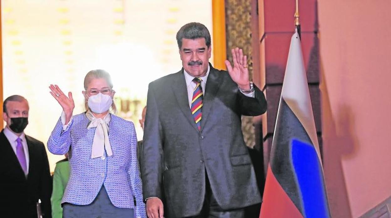 El presidente de Venezuela, Nicolás Maduro junto a su esposa, Cilia Flores