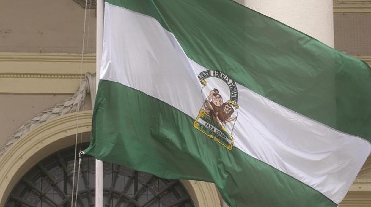 La bandera de Andalucía, en el balcón principal del Ayuntamiento de Cádiz.