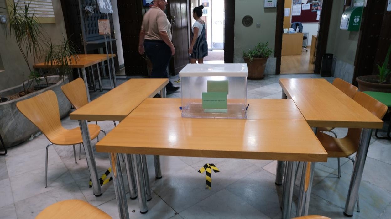 Urna preparada en un colegio electora.