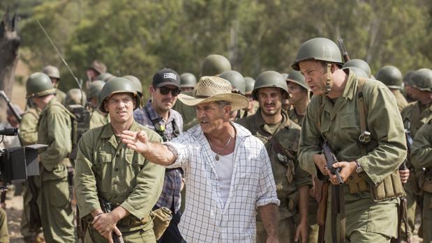 Mel Gibson da indicaciones a Vince Vaughn en el rodaje de «Hasta el último hombre»