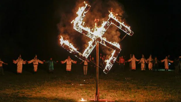 Miembros del Ku Klux Klan (KKK) bailan frente a una esvástica de fuego en Temple, Georgia (Estados Unidos), el 23 de abril de 2016