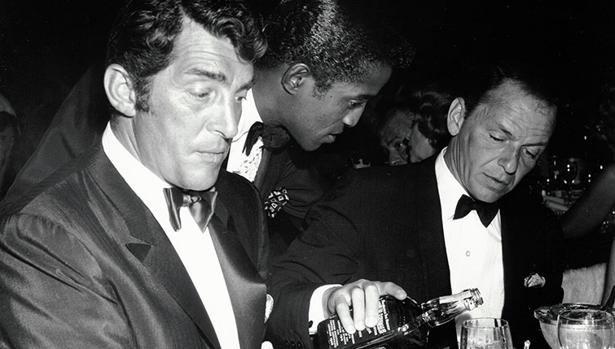 Martin, Davis y Sinatra sirviéndose whisky en los Globos de Oro