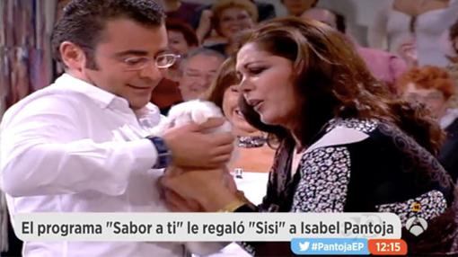 Jorge Javier regaló a Isabel Pantoka la perrita Sisi.
