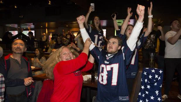 Seguidores de los Patriots celebran la Super Bowl en un bar
