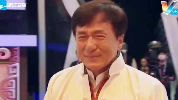 Jackie Chan llora desconsolado al reencontrarse con sus dobles