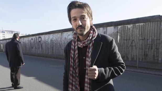 Diego Luna escenifica ante el muro de Berlín su rechazo a la «locura» del muro de Trump