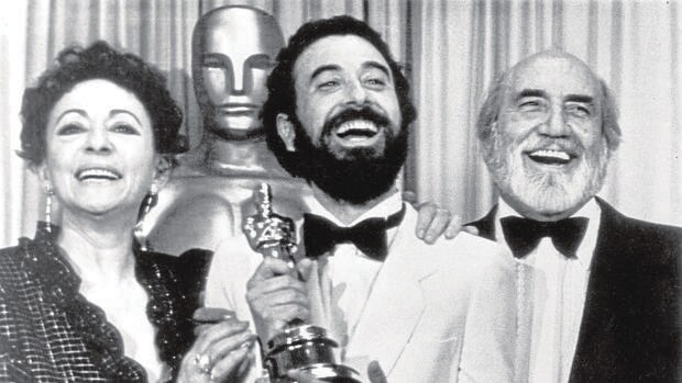 José Luis Garci, en 1982, tras recoger el Oscar junto a Encarna Paso y Antonio Ferrandis