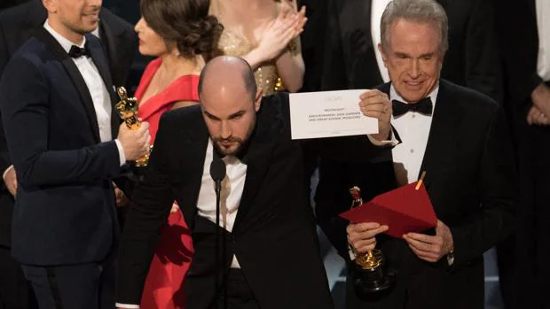 Y el Oscar a la mejor película es... primero para «La La Land»; después para «Moonlight»