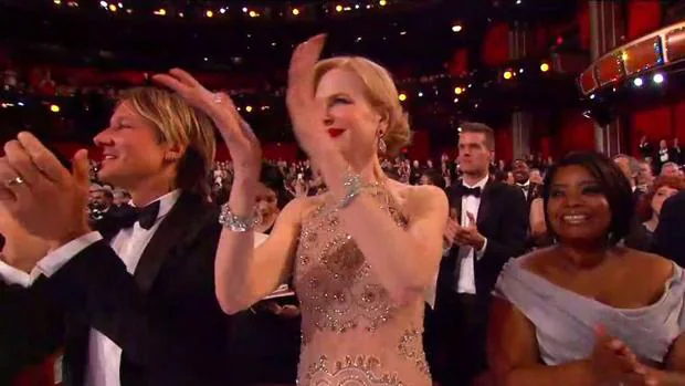 Nicole Kidman explica por qué aplaudía tan raro en los Oscar