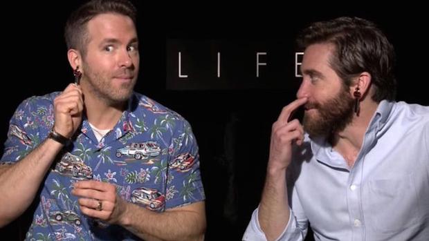 Jake Gyllenhaal y Ryan Reynolds «trollean» a un periodista en una surreal entrevista